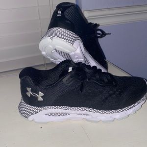 Under Armour Women’s HOVR infinite 3 black tennis shoes 7.5